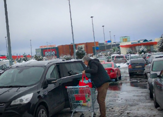 Marcel Iureș pune cumpărăturile în mașină