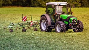 Salariul de tractorist, mai mare decât cel de medic rezident