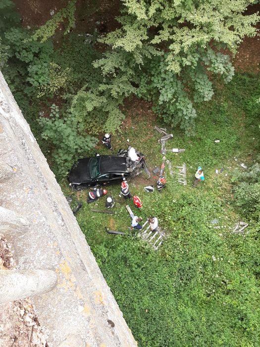 Adolescentul a căzut de la 20 de metri cu mașina