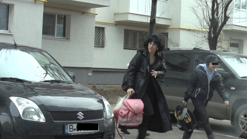 Lili Jurca la volan? Actrita s-a chinuit sa parcheze pe trei locuri goale, in fata blocului!