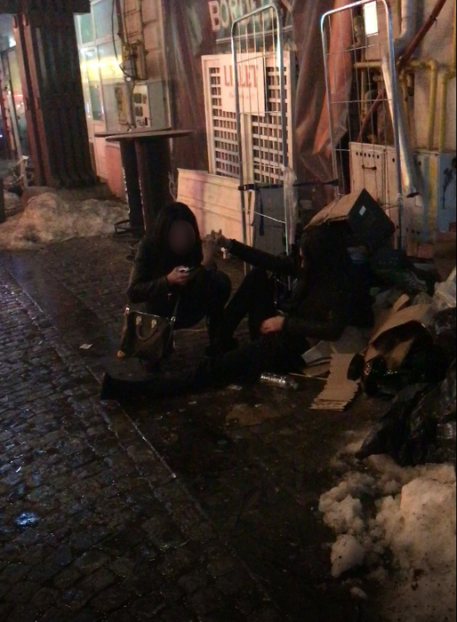 O tânără, "răpusă" de alcool, se așază în gunoi