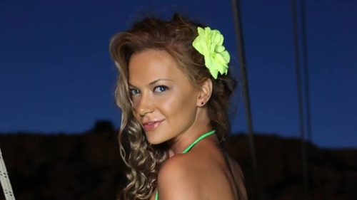 Are 31 de ani, un copil si arată mai bine ca in adolescenţă! Ce blondă de la noi se laudă ce aceste forme de invidiat?