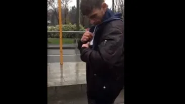 „Ai luat speiş? Eşti panicat?” Un bărbat, filmat în timp ce merge pe linia de tramvai din Bucureşti şi susţine că este plin de căpuşe