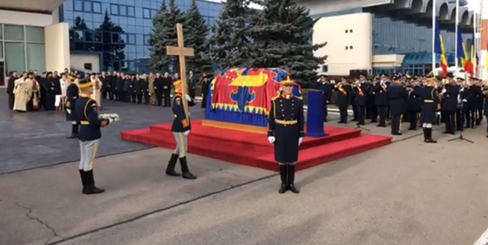 Trupul neînsufleţit al fostului monarh este depus la Palatul Regal din Bucureşti! România îşi plânge Regele! Imagini LIVE de la funeralii