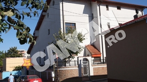 Luminita Perijoc se comporta ca-n filmele de actiune! Face curse nebunesti prin oras, are un tanar pe post de garda de corp si doarme in casa avocatului sau