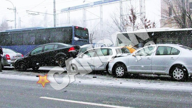 Accidente in lant din cauza conducatorilor neatenti! S-a urcat cu masina pe alt sofer