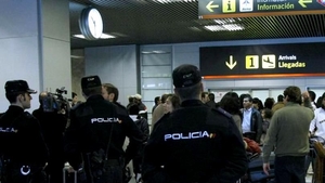 Scene de groază pe aeroportul din Madrid. Un român fost rănit încercând să apere o femeie atacată de un individ înarmat cu un cuțit