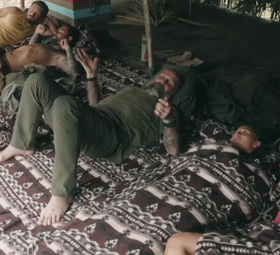 De ce dorm Ștefania Stănilă și Cătălin Zmărăndescu unul lângă altul, la Survivor. Jador i-a dat de gol