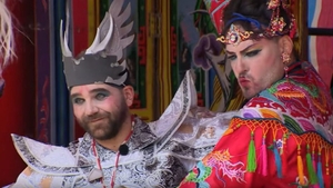 Scene incredibile difuzate de Antena 1, de la Asia Express! Alex Abagiu l-a sărutat pe Radu Vlăduţ. Gina Pistol, reacţie surprinzătoare