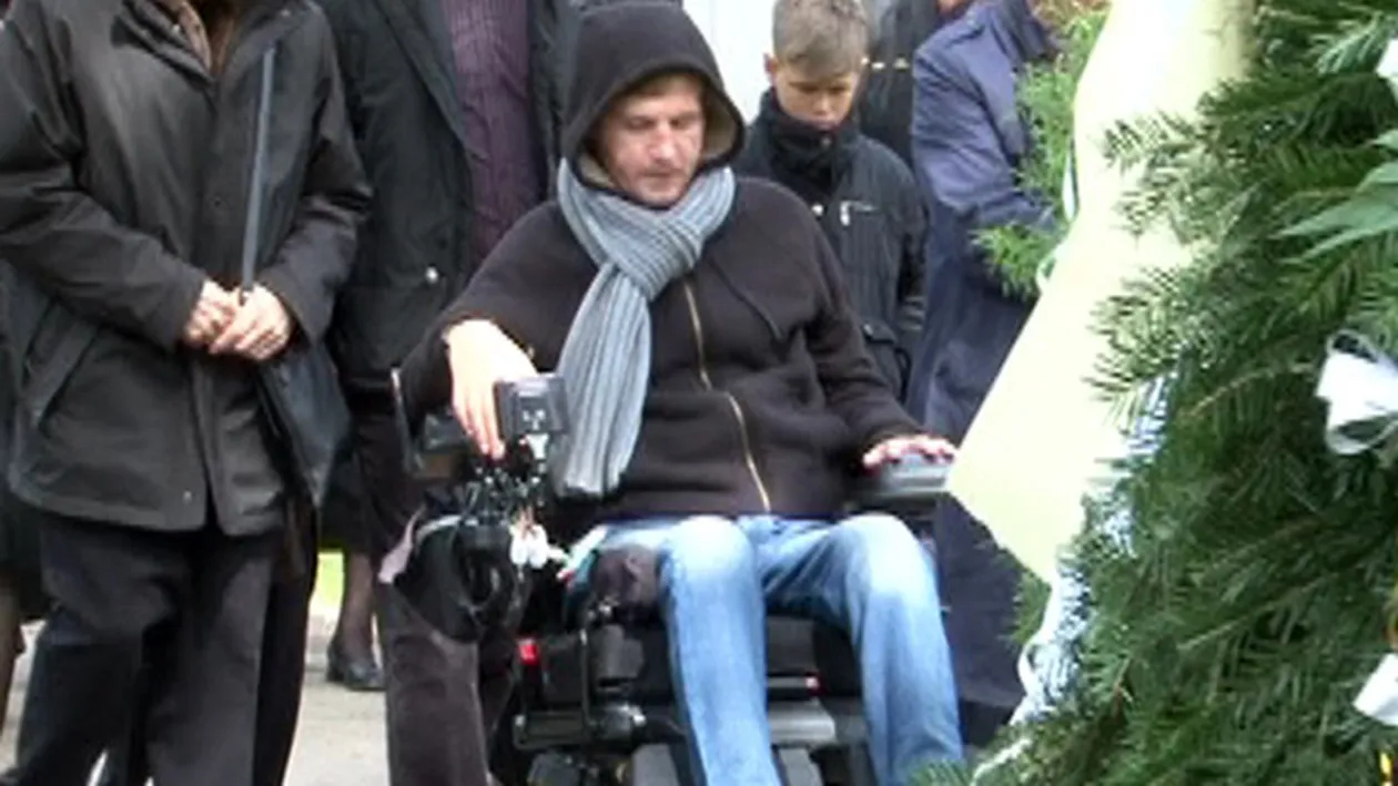 IMAGINI CUTREMURATOARE! Mihaita Nesu, desfigurat de durere la inmormantarea mamei lui