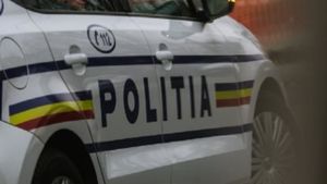 O femeie de 24 de ani a atacat doi bărbați. Tânăra le-a furat telefoanele și toți banii