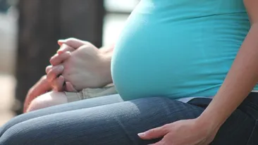 Gravidă, aproape de comă alcoolică! Femeia a fost scoasă pe brațe dintr-o primărie din Botoșani