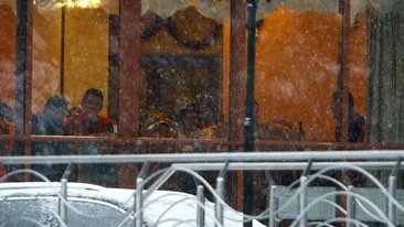 A dat in mintea copiilor! Cristina Rus si-a pus casca de schi, in restaurant, iar afara s-a protejat de frig cu un fes tricotat