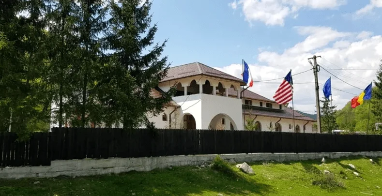 Cum arată pensiunea Monicăi Anghel de la munte? Conacul are 8 camere și te poți caza în el