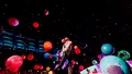 Chris Martin, lecţie de iubire la al doilea concert Coldplay de pe Arena Naţională! A invitat trei tineri pe scenă, între care şi un supravieţuitor de la Colectiv