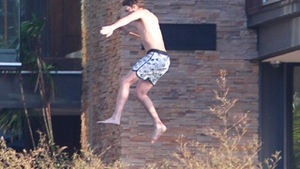 Da-te ba... Ashton Kutcher a sarit de la balconul casei sale direct in piscina!