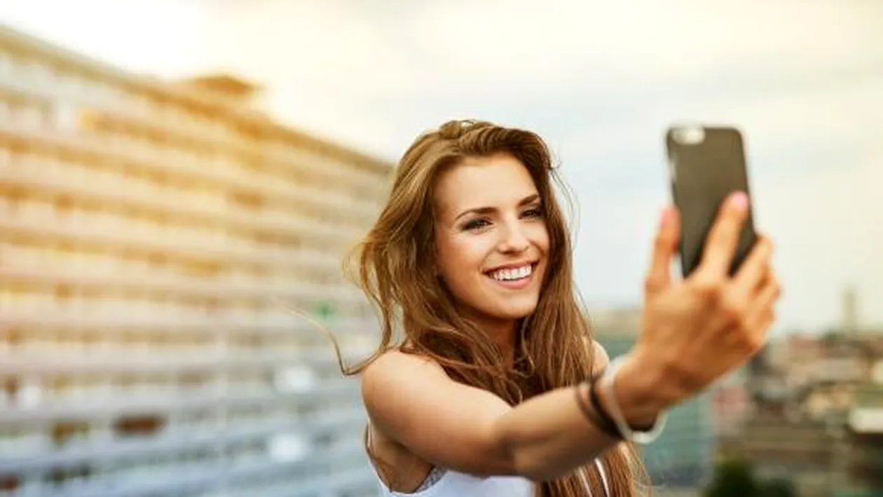 Avertismentul psihologilor: selfie-ul poate declanșa tulburări de comportament!