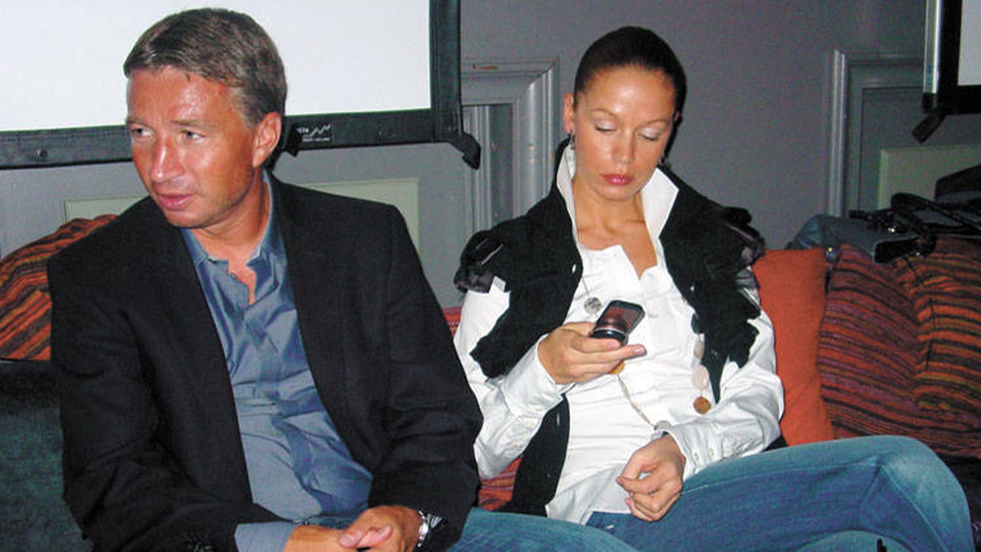 Ce face nevasta lui Dan Petrescu cat timp antrenorul este “exilat” in China. Adriana si-a lasat masina si...