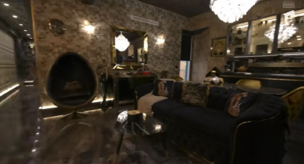 Cum arată casa în care locuiește Prințul Marco la Roma. Ceas Rolex în perete, tapet Gucci și perne Hermès