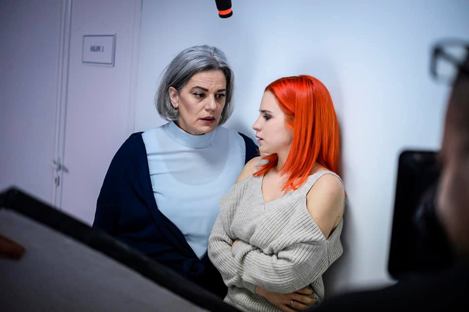 Maia Morgenstern, primele declarații despre oamenii care se roagă la chipul ei într-o catedrală din Columbia. Pe pereții lăcașului sunt poze cu actrița