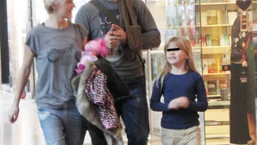 In mall esta ca acasa. Dana Nalbaru si fiica au colindat magazinele, iar Dragos Bucur a citit presa, la restaurant