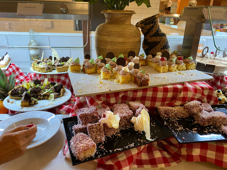 Așa arată un concediu de 8.200 lei în Malta! Ce au primit să mănânce doi turiști români în restaurantul unui hotel de 4 stele din Mellieha