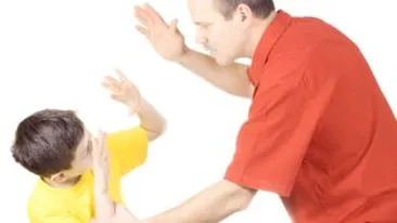 Isi da in judecata mama pentru ca nu l-a aparat in fata tatalui violent