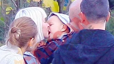 Diana Dumitrescu pupa bebelusii pe gura