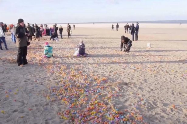 Asta da surpriză! Se întâmplă doar în filme. Mii de ouă Kinder au apărut peste noapte pe o plajă din Germania