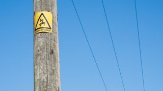 Un pescar din Alba a murit electrocutat, dupa ce a atins cu undita cablurile de inalta tensiune