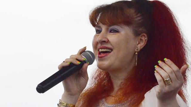 O cantareata de muzica populara a primit propuneri indecente de la alta femeie. S-a intamplat pe un site de socializare