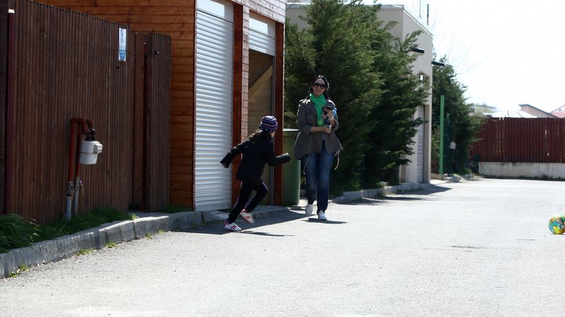 Andreea Marin a alergat-o pe Violeta, a inghesuit-o dupa garaj si a facut-o ..avion! Mama si fiica s-au jucat pe strada!