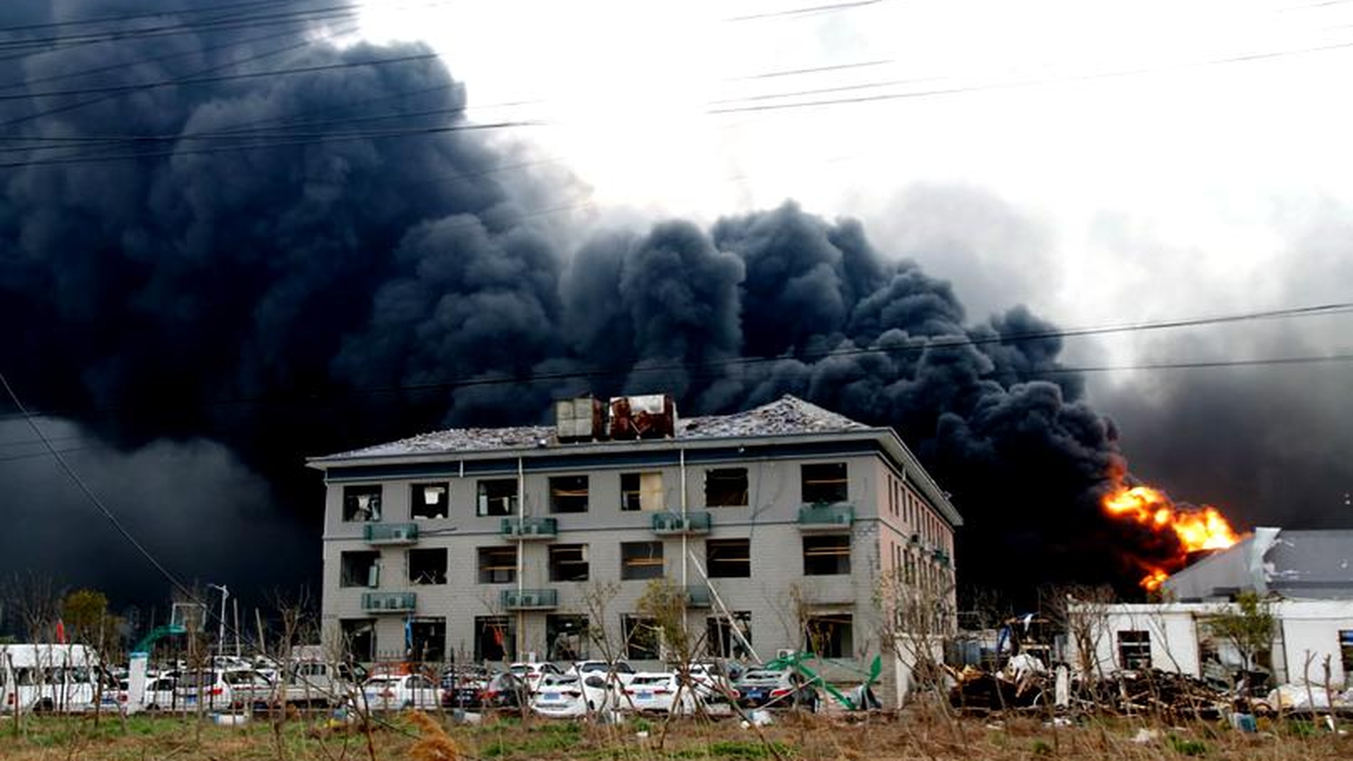 Explozie într-o uzină chimică. Bilanțul victimelor ajuns la 47 de morți și 90 de răniți | VIDEO