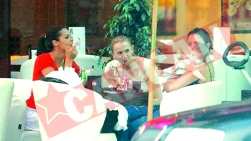 Adelina isi lasa fiica singura acasa!