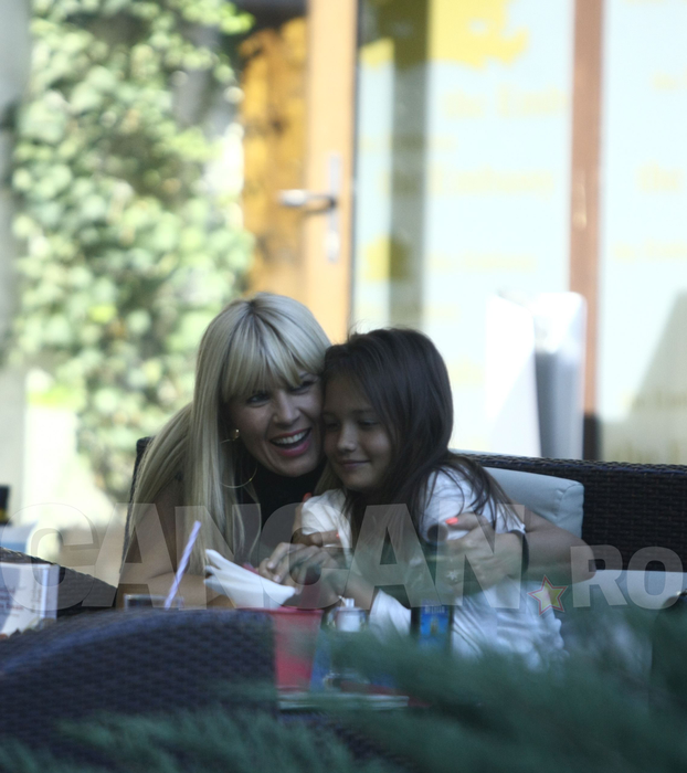 IMAGINI EXCLUSIVE La 42 de ani işi ”antrenează” instinctele de mamă. Elena Udrea işi doreşte un copil şi…”lucrează” pentru asta