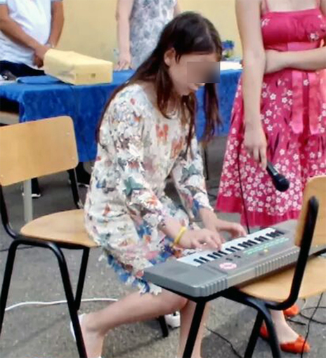Eliza este o elevă model, căreia îi place să cânte