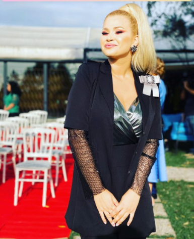 O cunoscută interpretă de muzică populară a slăbit 40 de kg în 2 ani: "Am vrut să-mi micșorez stomacul, dar doctorul m-a scos în șuturi afară"
