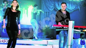 Adela Popescu s-a reapucat de cantat. I-a luat locul Giuliei in trupa DJ Project