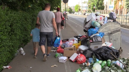 VIDEO. Aradul, sufocat de gunoaie. "Facem gălbănare, e un miros de putrefacție"