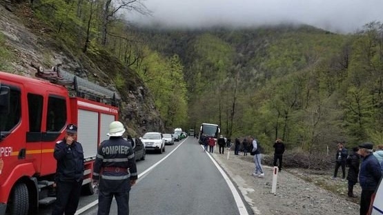 Femeie rănită, după ce o bucată de stâncă s-a desprins și a căzut peste o mașină, pe Defileul Jiului