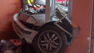 Sperietură uriașă pentru o familie din Dâmbovița! Un tânăr de 19 ani a intrat cu BMW-ul în casa lor. FOTO