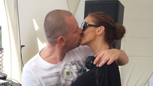 A jignit-o, a parasit-o si nu i-a pasat ca a ramas gravida! Mesajul lui Flore pentru Eftimie, la insuratoare: "Arzi in iad, omule"