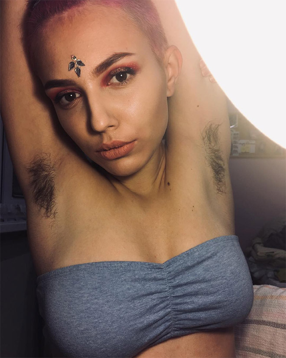 Noua modă de pe Instagram face ravagii în întreaga lume: femeile NU se mai epilează și se pozează așa