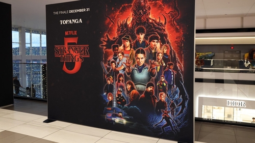 „Stranger Things” doboară record după record. Serialul aduce o reușită impresionantă și pentru Netflix