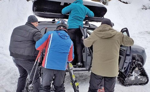 Klaus Iohannis, la munte! Cât costă echipamentul de ski pe care îl purta și cu ce Duster special a urcat