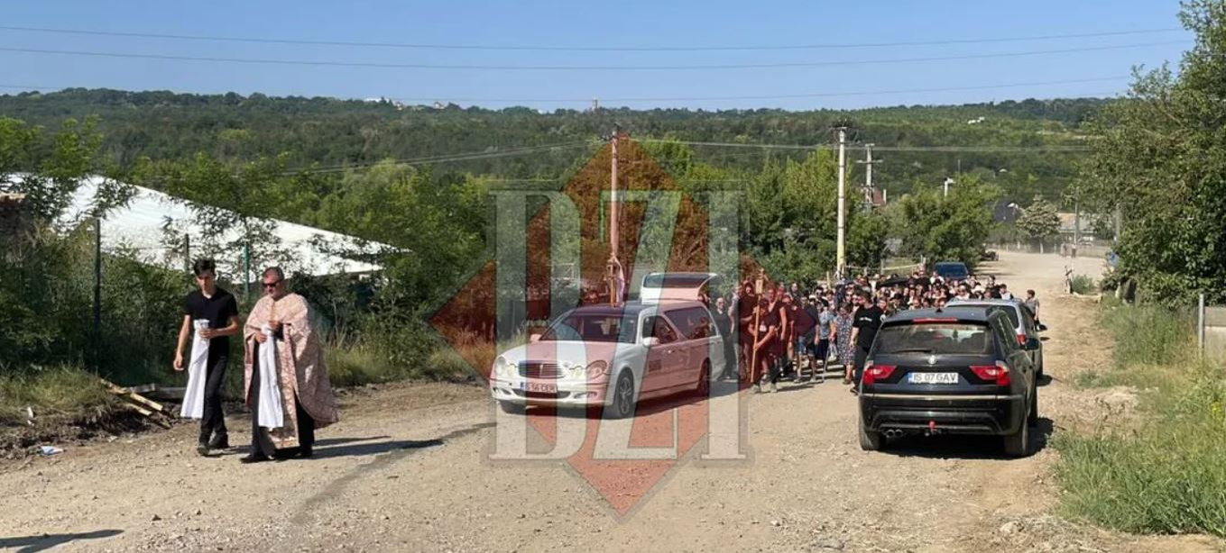 Imaginile durerii! Maria Diana, tânăra care a sfârșit tragic pe Jepii Mici, condusă pe ultimul drum