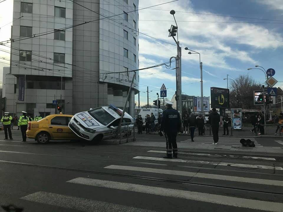 VIDEO / Accident spectaculos în Bucureşti! O maşină de poliţie s-a ciocnit violent cu un taxi, pe care l-a strivit