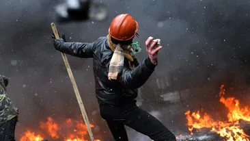 S-a deschis focul in protestatarii din Kiev! Trei oameni au fost raniti in urma incidentului! Vezi ce s-a intamplat