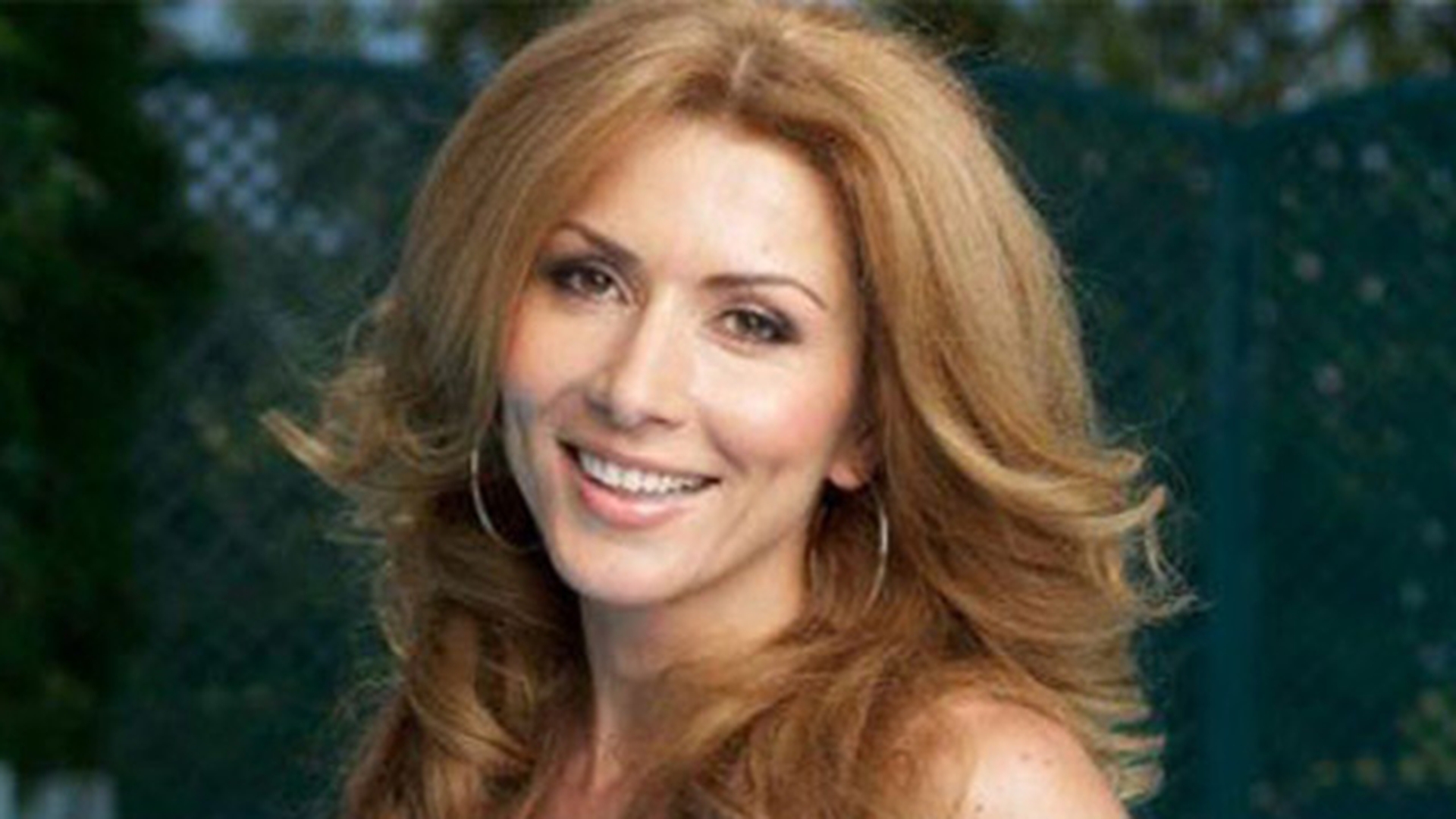 Carmen Brumă le-a făcut ziua mai bună bucurestenilor! Iubita lui Mircea Badea, sexy si cu sfârcurile la vedere la alergat