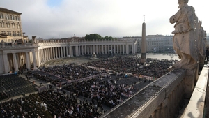 Ce a apărut pe cer înainte de înmormântarea Papei Francisc. Toți cei prezenți și-au îndreptat privirile uimite în sus